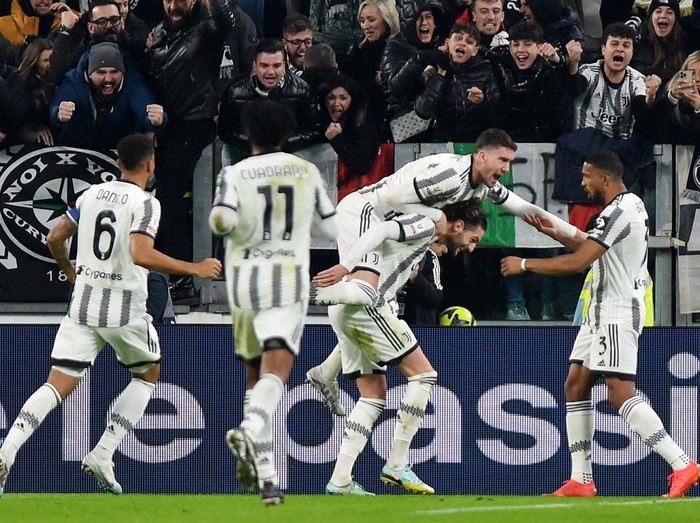 Soccer Football - Coppa Italia - Quarter Final - Juventus v Lazio - Allianz Stadium, Turin, Italy - February 2, 2023 Juventus' Bremer celebrates scoring their first goal with teammates REUTERS/Massimo Pinca
