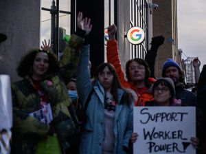 Kantor Google Didemo Karyawan Korban PHK, Tuntut Pesangon Adil