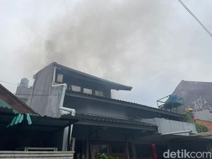 Rumah di Tomang Jakbar Kebakaran, Asap Mengepul