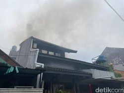 Rumah di Tomang Jakbar Kebakaran, Asap Mengepul