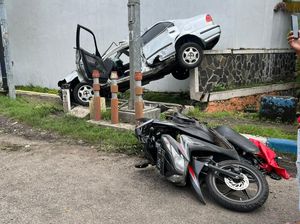 Gas Nyangkut, Sedan Tabrak Motor Lalu Ringsek Sasak Tiang: 3 Orang Luka