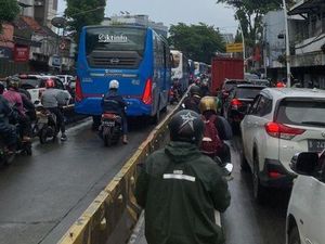 Ade Lelah Hadapi Macet Jatinegara Tiap Pagi, Harap Proyek Trotoar Dirapikan Ade Lelah Hadapi Macet Jatinegara Tiap Pagi, Harap Proyek Trotoar Dirapikan