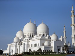 5 Fakta Masjid Agung Sheikh Zayed yang Dikunjungi Aktor Korea So Ji Sub