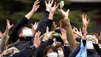 Kemeriahan Warga Jepang Berebut Kacang Keberuntungan