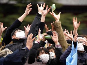 Kemeriahan Warga Jepang Berebut Kacang Keberuntungan