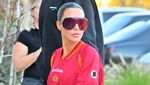 Foto: Kim Kardashian Pakai Jersey Bola Klasik AS Roma