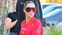 Bagaimana, keren gak Kim pakai jersey AS Roma? Foto: GC Images/MEGA