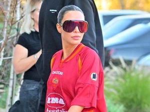 Foto: Kim Kardashian Pakai Jersey Bola Klasik AS Roma