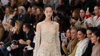 10 Koleksi Fendi Couture Spring/Summer 2023, Busana Bergaya 90-an