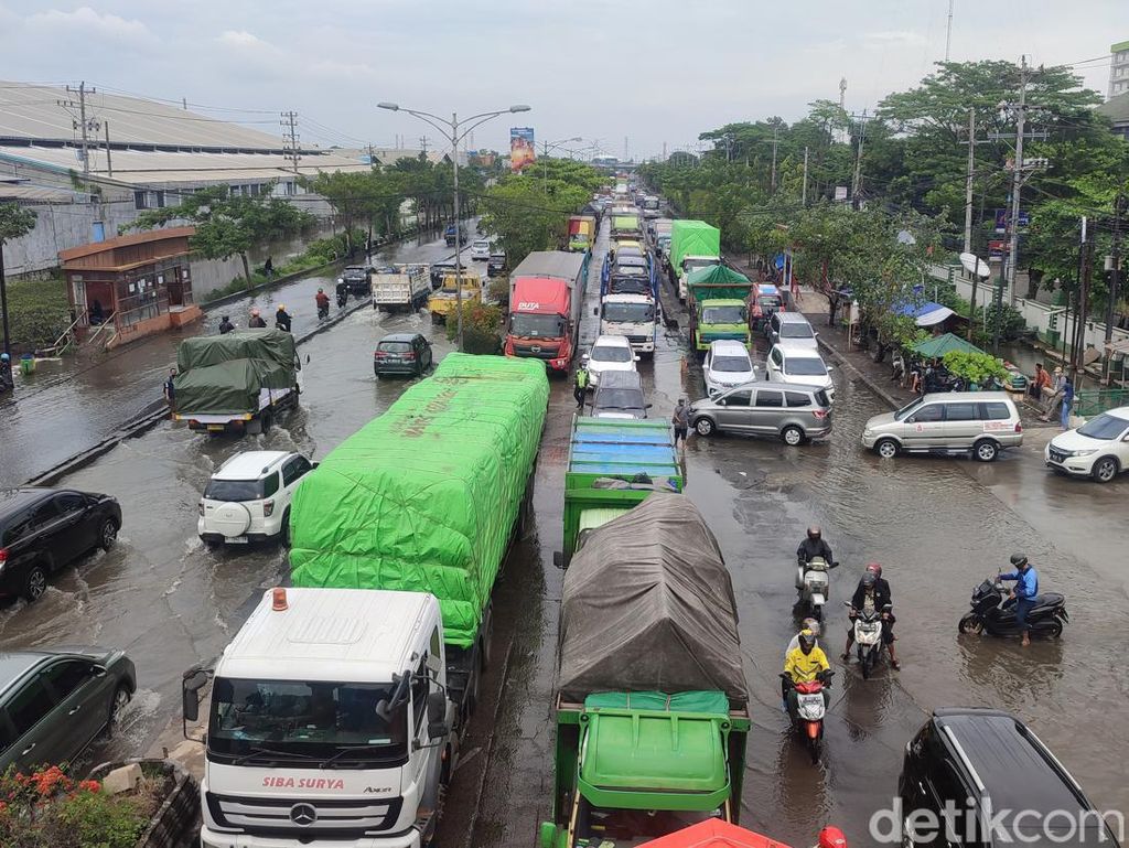 Jalan Kaligawe Depan RSI Banjir, Semarang-Demak via Pantura Macet