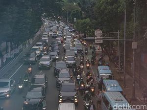Jalan Raya Casablanca Jakarta Macet di Kedua Arah
