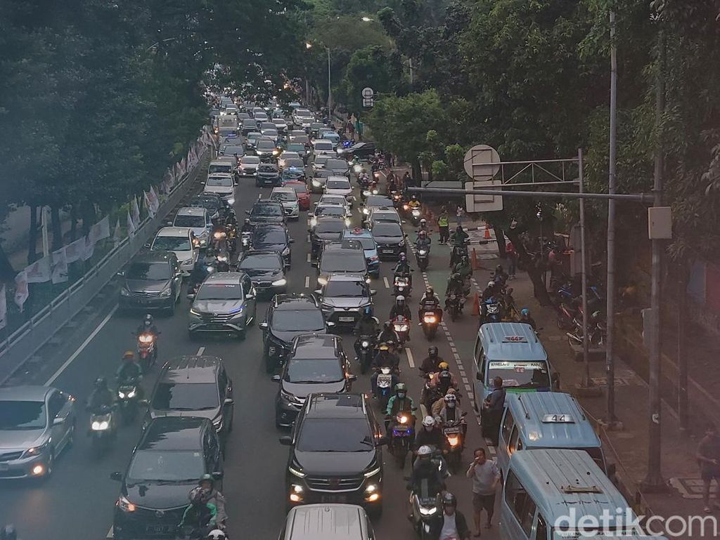 Lalin Casablanca Arah Kampung Melayu Macet, Warga Ngaku Sudah Biasa Lalin Casablanca Arah Kampung Melayu Macet, Warga Ngaku Sudah Biasa
