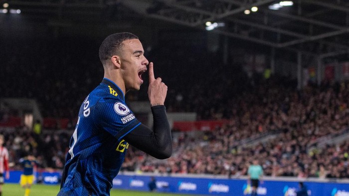 BRENTFORD, ENGLAND - JANUARY 19: Mason Greenwood of Manchester United celebrates after scoring goal during the Premier League match between Brentford and Manchester United at Brentford Community Stadium on January 19, 2022 in Brentford, England. (Photo by Sebastian Frej/MB Media/Getty Images)