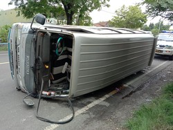 Elf Terguling di Jalur Arteri Jombang, 13 Penumpang Dilarikan ke RS