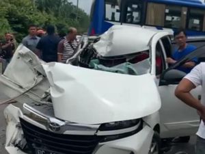 Tabrakan Avanza Vs Bus di Jalinsum Sumsel, Sopir Tewas Terjepit