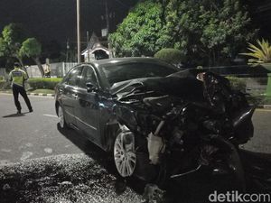Pengemudi Mobdin DPRD Jambi Bawa Wanita Bugil Diduga Panik Digerebek Warga Pengemudi Mobdin DPRD Jambi Bawa Wanita Bugil Diduga Panik Digerebek Warga