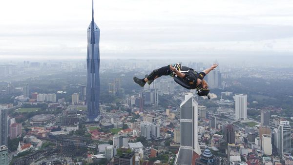 Ngeri-ngeri Seru! Terjun Bebas dari Puncak Menara Kuala Lumpur