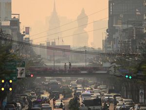 Kasihan! Patung Buddha Raksasa di Bangkok Tertutup Polusi Udara