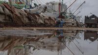 Penampakan Tanggul Rusak di Dermaga Pelabuhan Sunda Kelapa