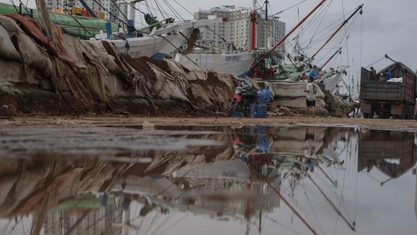 Penampakan Tanggul Rusak di Dermaga Pelabuhan Sunda Kelapa