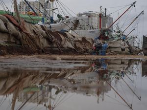 Penampakan Tanggul Rusak di Dermaga Pelabuhan Sunda Kelapa Penampakan Tanggul Rusak di Dermaga Pelabuhan Sunda Kelapa