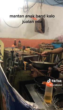 Viral Penjual Mie Goreng Masak Sambil Main Drum
