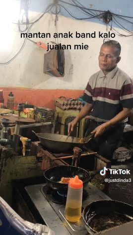 Viral Penjual Mie Goreng Masak Sambil Main Drum