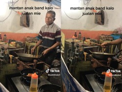 Viral Penjual Mie Goreng Masak Sambil Main Drum, Netizen: Mantan Anak Band