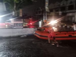13 Orang Terjebak Banjir di Pekanbaru, Ada Lansia-Bayi 3 Bulan