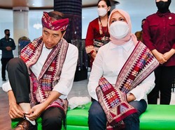 Melihat Sepatu Kain Endek Jembrana yang Dibeli Jokowi dan Menteri Basuki