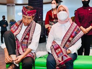 Melihat Sepatu Kain Endek Jembrana yang Dibeli Jokowi dan Menteri Basuki Melihat Sepatu Kain Endek Jembrana yang Dibeli Jokowi dan Menteri Basuki