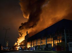 Pusat Perbelanjaan Ukraina Terbakar Usai Diserang Rusia