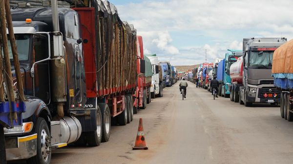 Ratusan Truk Terlantar Berhari-hari di Perbatasan Peru-Bolivia Imbas Demo