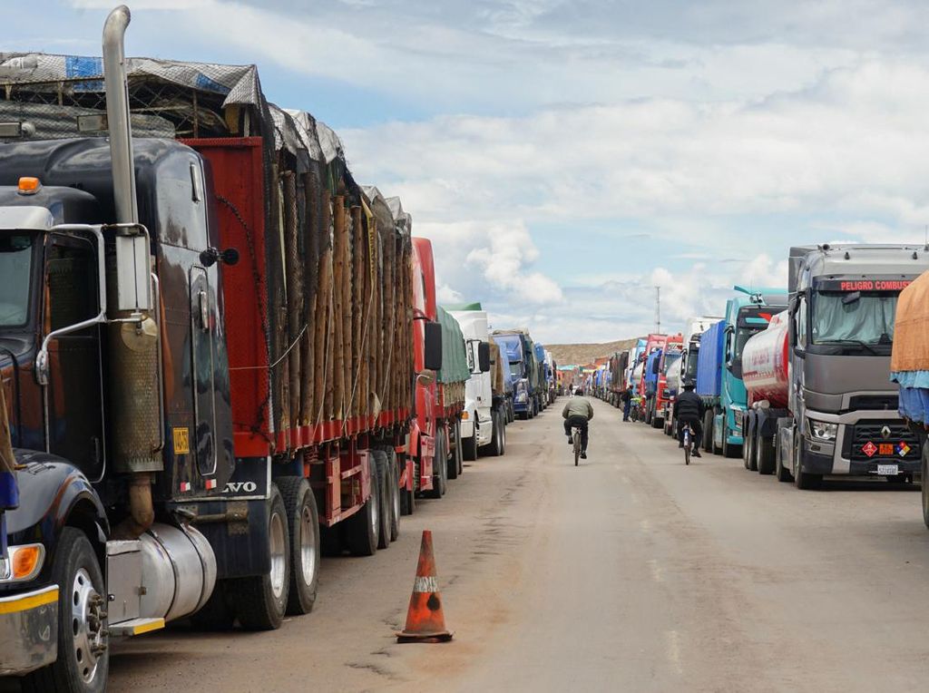 Ratusan Truk Terlantar Berhari-hari di Perbatasan Peru-Bolivia Imbas Demo