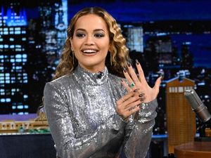 Rita Ora Pamer Cincin Tunangan dari Taika Waititi Senilai Rp 7,4 Miliar