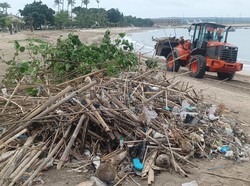 1.200 Ton Sampah Kiriman Terkumpul di Sepanjang Pantai Barat Badung
