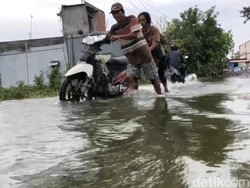 Sejumlah Jalan Poros Desa di Lamongan Banjir Dampak Curah Hujan Tinggi