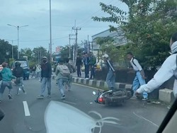 Bapak-bapak Bawa Kayu Bubarkan Pelajar Bersajam Mau Tawuran di Cibinong