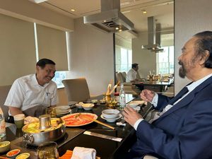 Cerita Tatap Muka Luhut dan Paloh di Eropa dan Jakarta Jelang 2024