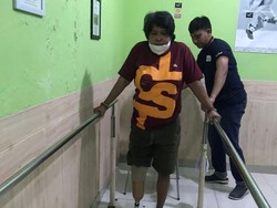 Suti Karno Bagikan Momen Pakai Kaki Palsu: Alhamdulillah Bisa Berdiri Lagi