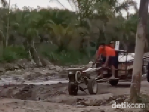 Viral Warga Bawa Jenazah Pakai Jetor gegara Jalan Rusak di Labura Viral Warga Bawa Jenazah Pakai Jetor gegara Jalan Rusak di Labura