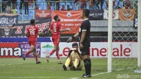 Yusuf Helal maju menjadi eksekutor Persija, mampu menjaringkan bola. Sepakan pemain nomor 9 itu mengarah ke pojok kiri bawah gawang RANS.