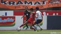 Persija menggandakan keunggulan pada menit ke-37. Tendangan Yusuf Helal bisa ditepis oleh Wawan, bola rebound dikuasai Riko Simanjuntak. Umpan terukur dikirim Riko, diselesaikan dengan jitu oleh Rio Fahmi.