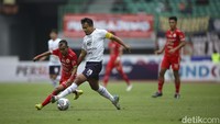 RANS memperkecil kedudukan pada menit-menit akhir babak pertama. Hansamu Yama melanggar Makan Konate di muka kotak penalti. Mitsuru Maruoka mencetak gol dengan tendangan bebas langsung.