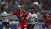 Dengan hasil ini, Persija Jakarta kembali memuncaki klasemen Liga 1 2022/2023. Tim Oranye membukukan 44 poin dari 22 kali bertandingm unggul dua angka dari Persib Bandung di posisi kedua. 
