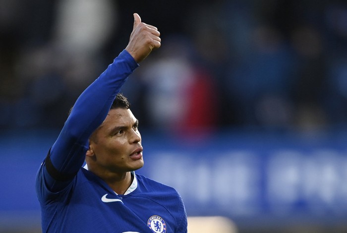 Soccer Football - Premier League - Chelsea v Crystal Palace - Stamford Bridge, London, Britain - January 15, 2023 Chelseas Thiago Silva celebrates after the match REUTERS/Tony Obrien EDITORIAL USE ONLY. No use with unauthorized audio, video, data, fixture lists, club/league logos or live services. Online in-match use limited to 75 images, no video emulation. No use in betting, games or single club /league/player publications.  Please contact your account representative for further details.