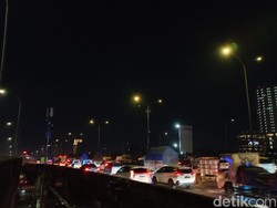 Tol Taman Mini Arah Pondok Pinang Jaksel Macet Malam Ini