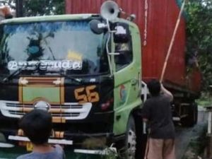 Saat Truk Trailer Nyasar ke Gang Sempit Menuju Kuburan Keramat Saat Truk Trailer Nyasar ke Gang Sempit Menuju Kuburan Keramat