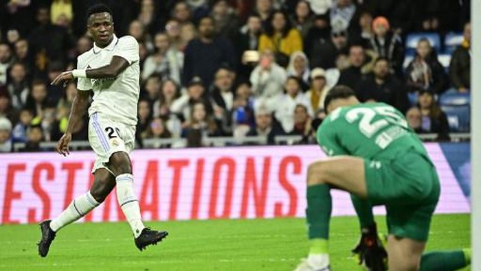 Valencias Georgian goalkeeper Giorgi Mamardashvili saves a shot by Real Madrids Brazilian forward Vinicius Junior (L) during the Spanish league football match between Real Madrid CF and Valencia CF at the Santiago Bernabeu stadium in Madrid on February 2, 2023. (Photo by JAVIER SORIANO / AFP)