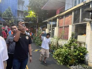 Air Damkar Habis, Warga Bantu Padamkan Kebakaran Rumah di Jakbar Pakai Galon